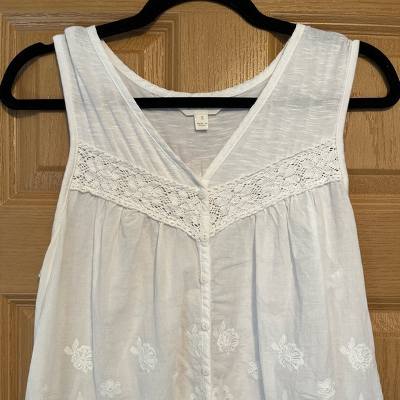 Adiva Women's Sleeveless Floral Lace Flowy Blouse - Picture 6 of 9